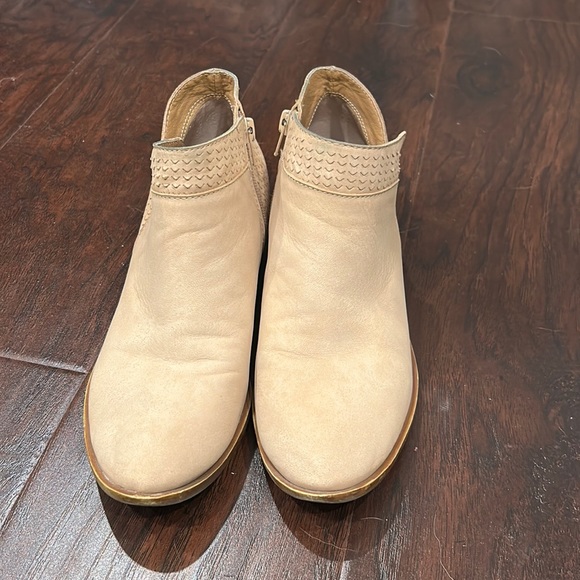 Lucky Brand Shoes - Stunning Lucky Brand tan leather ankle booties.